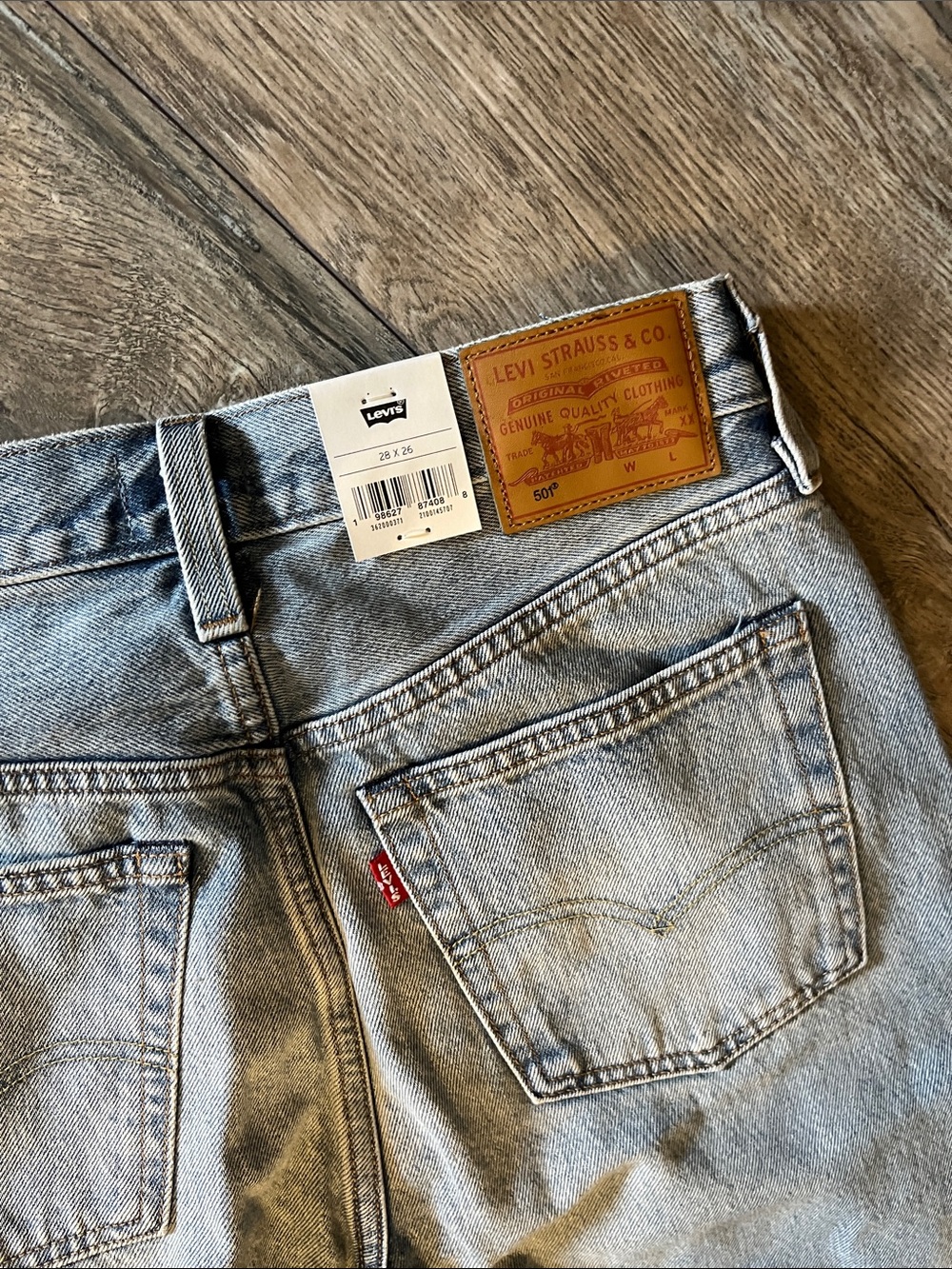 NWT women’s Light Blue Denim 501 cropped  - Classic Straight Fit Jean - Picture 4 of 5
